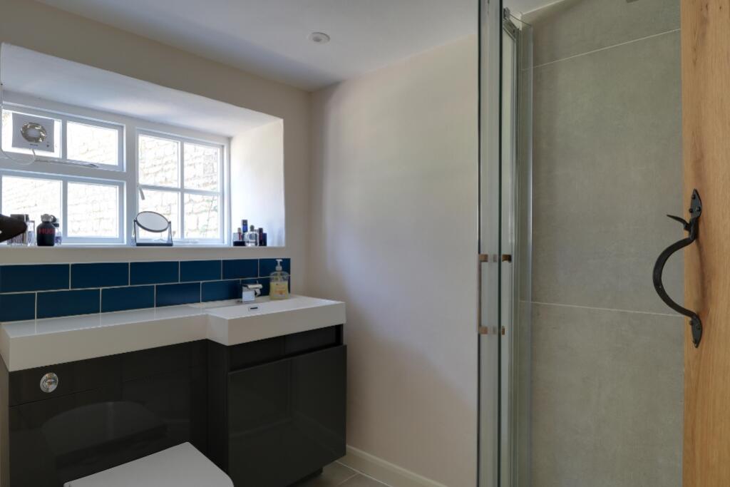 House in South Kesteven, Corby Glen - More