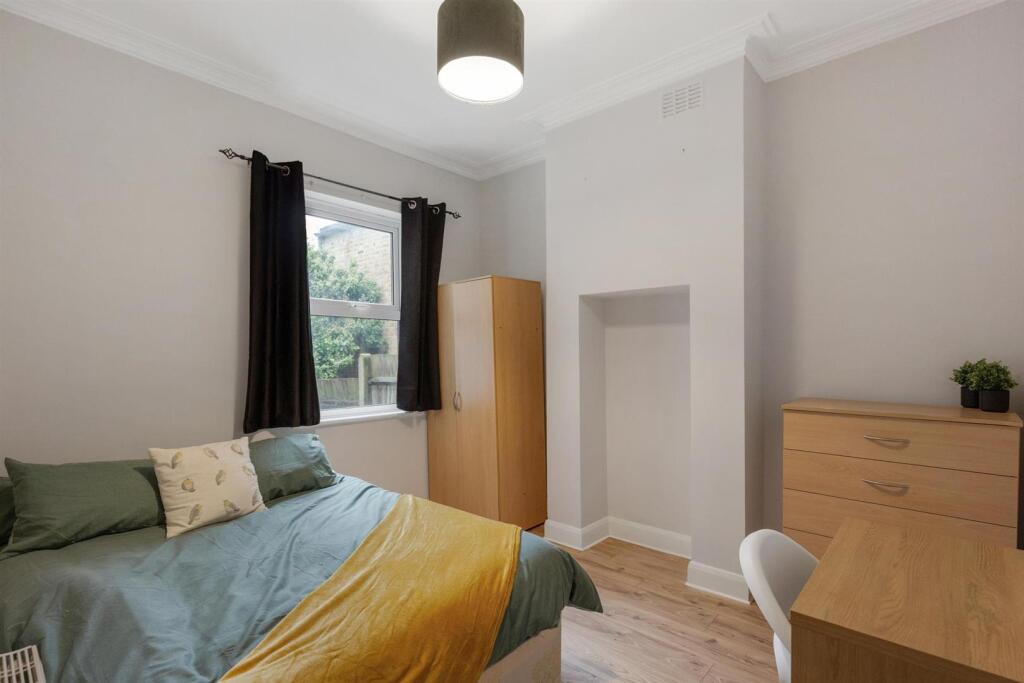 5 bedroom terraced house for rent