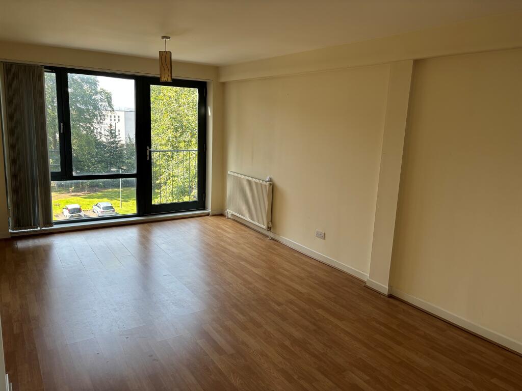 Apartment in Paisley, Renfrewshire - View 2