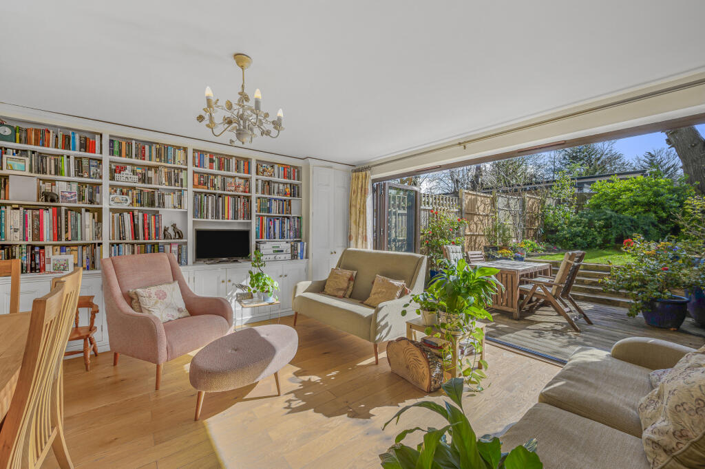 4-bed house on Mulberry Close, East Dulwich, London, SE22, £950,000