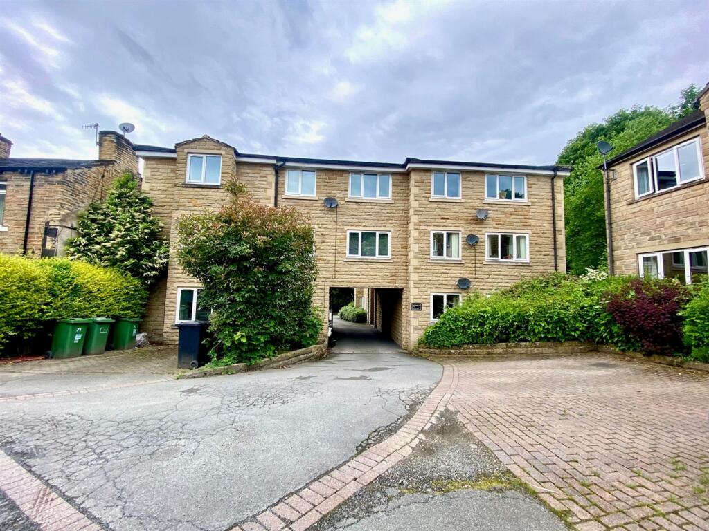 2-bed flat on Wood Lane, Huddersfield, £69,995