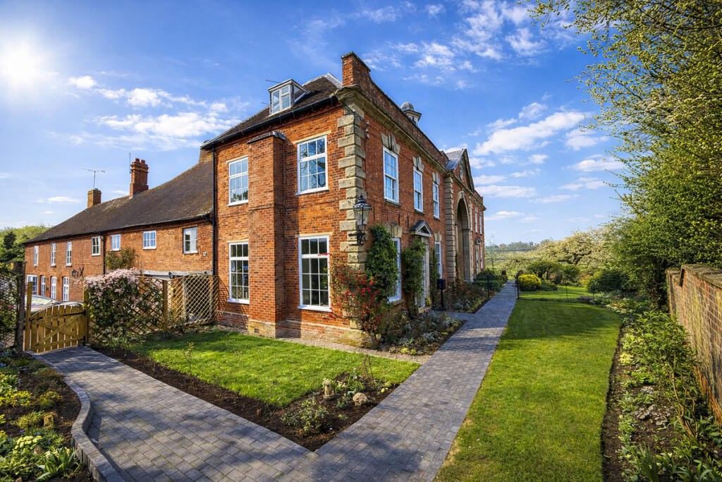 Main image of property: Birdingbury, Over 2,600 Sq Ft, Garage & Grounds