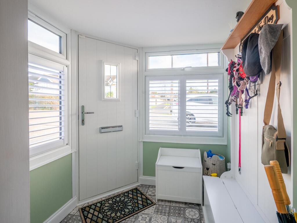 Cotswold Avenue, Rayleigh, SS6 photo 2