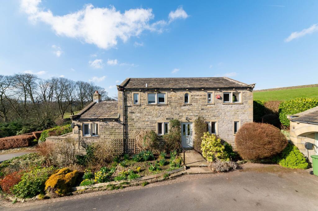 4-bed detached on Field View, Crodingley Farm Court, Thong Lane, Thongsbridge, £700,000