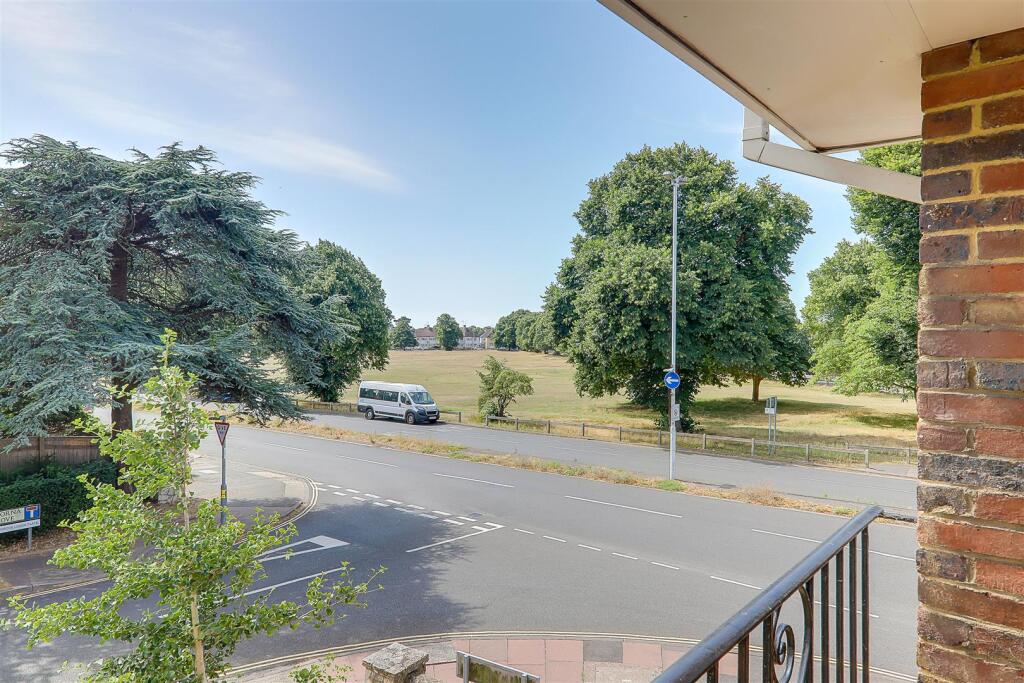 Lamorna Grove, Worthing, BN14