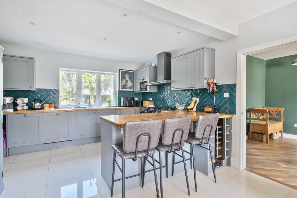 Grange Road, Leatherhead, KT22 photo 3
