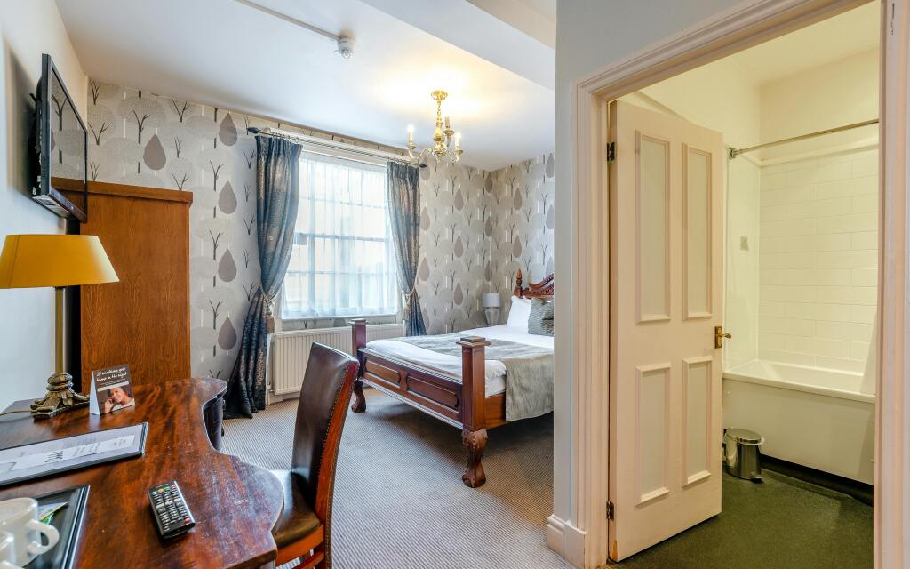 8685200-interior28.jpg