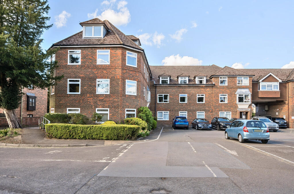 2-bed flat on Market Square, Alton, Hampshire, GU34, £125,000