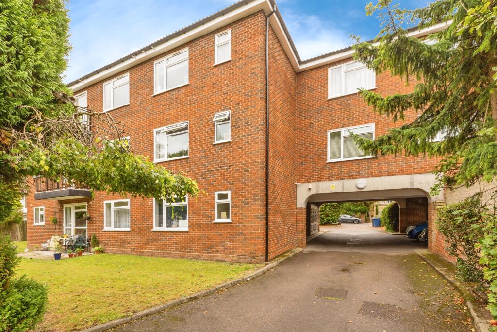 3 Oakleigh Park North, London, N20 photo 2