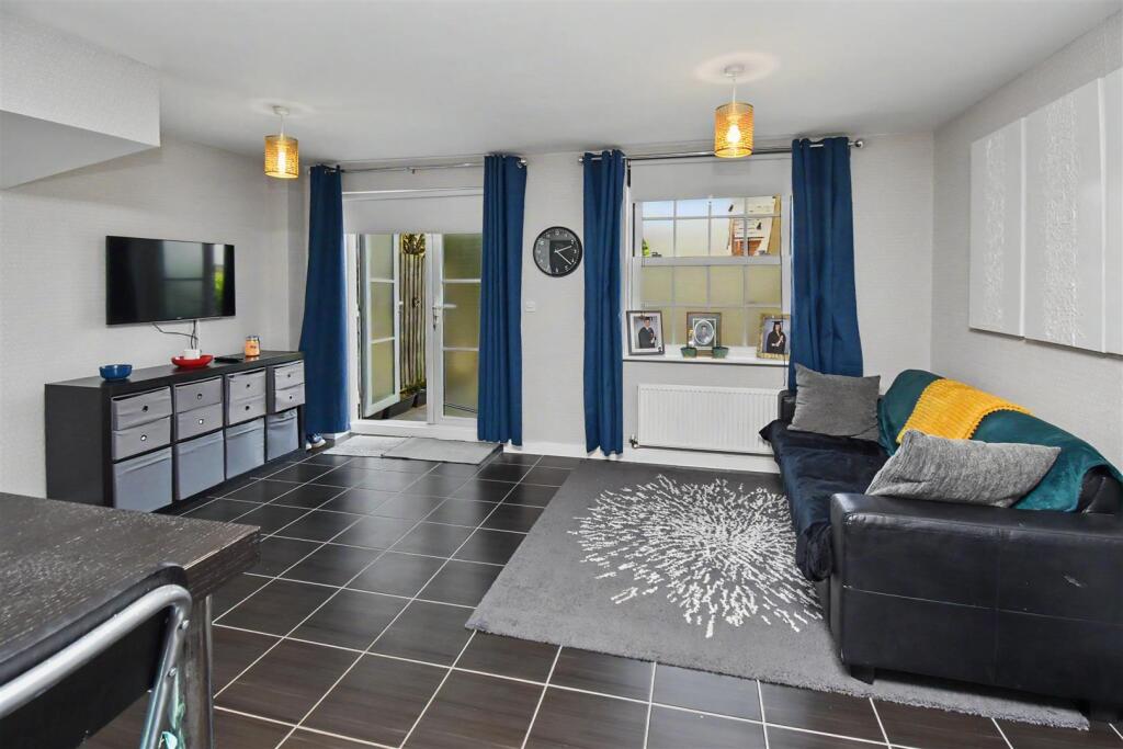 The Avenue, Corby photo 3