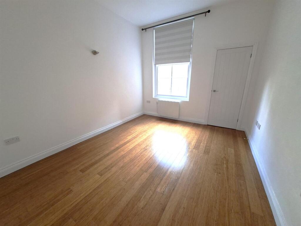 Apartment in Northampton - View 5