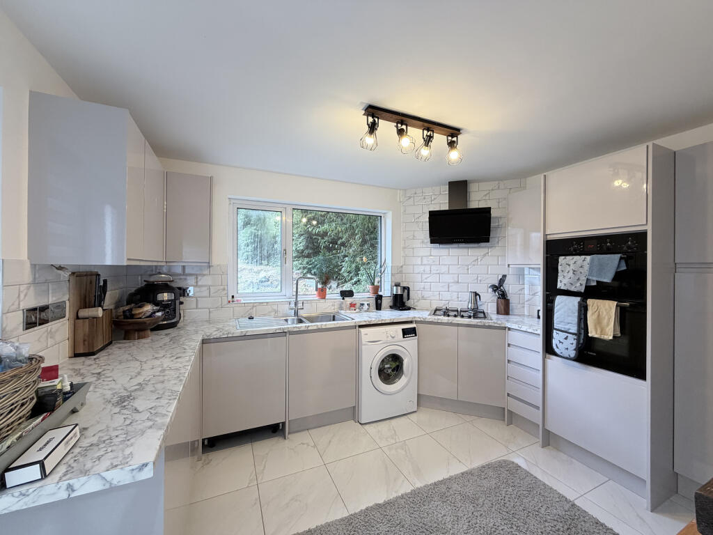 House in Ynysybwl - More