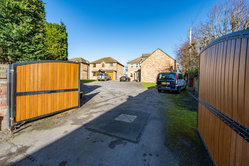 4-bed detached on Intake Gardens, Barnsley, S75 2DP, £450,000