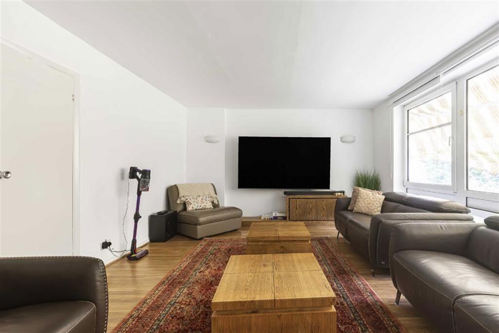 Main image of property: Fitzwilliam Avenue, Kew