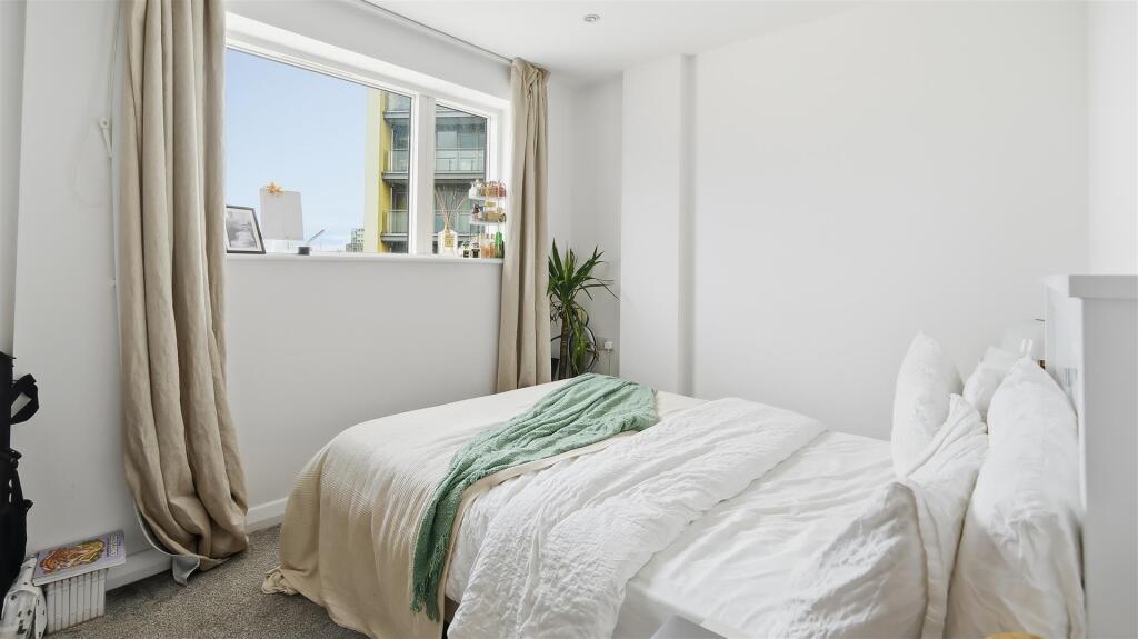 Apartment in London, Silver Wharf, Poplar - More