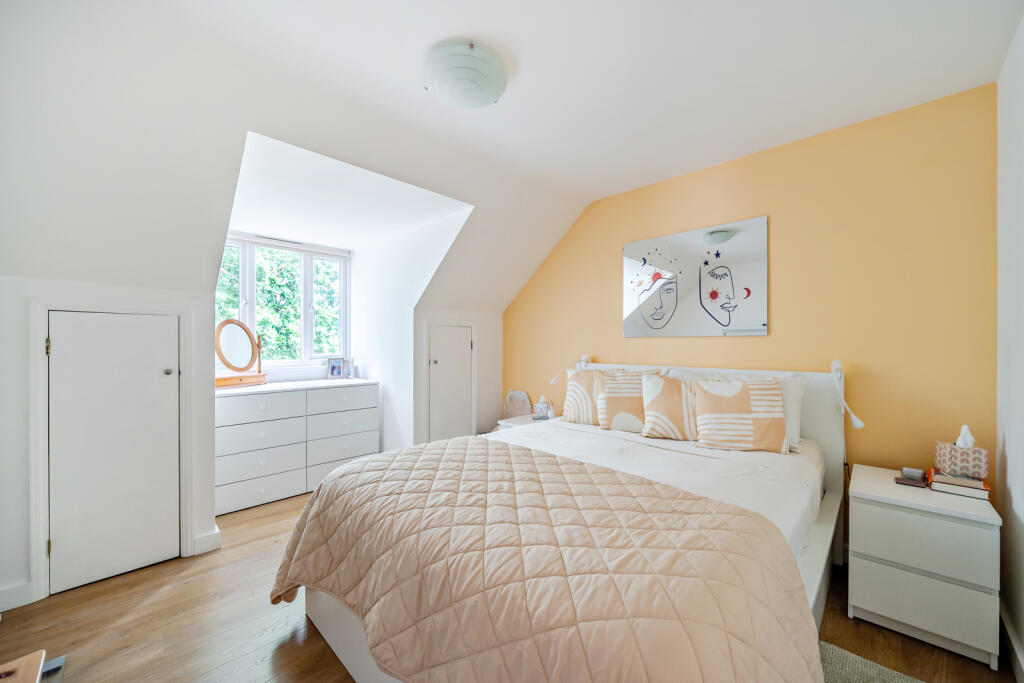 Apartment in Woking, Surrey - View 5