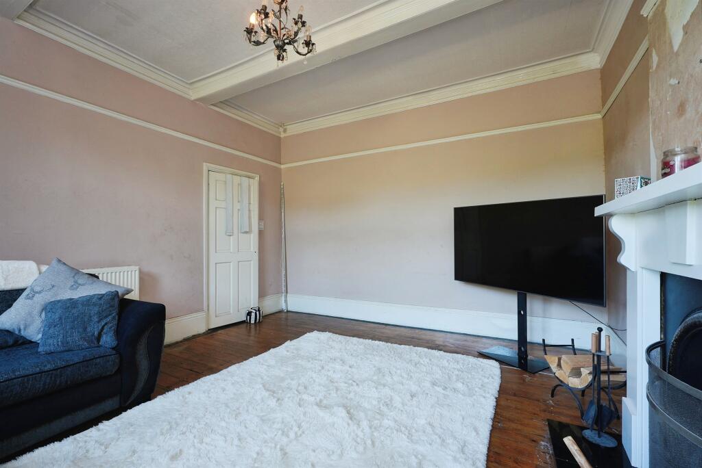 House in Calderdale, Illingworth - More