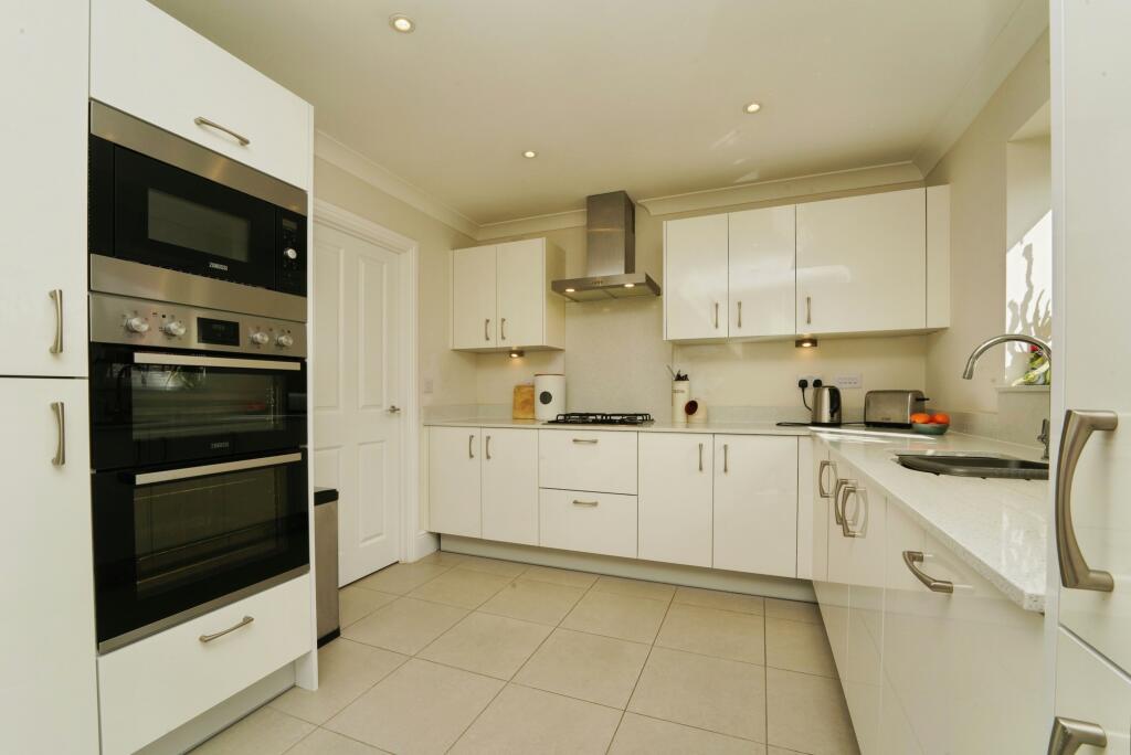 Saffron Grove, Worcester, WR8 photo 2