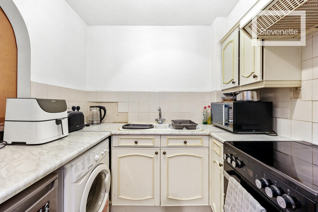 Apartment in Epping Forest, Loughton - More