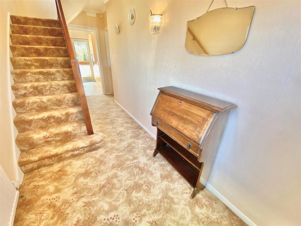 House in Potters Bar, Oakmere - More