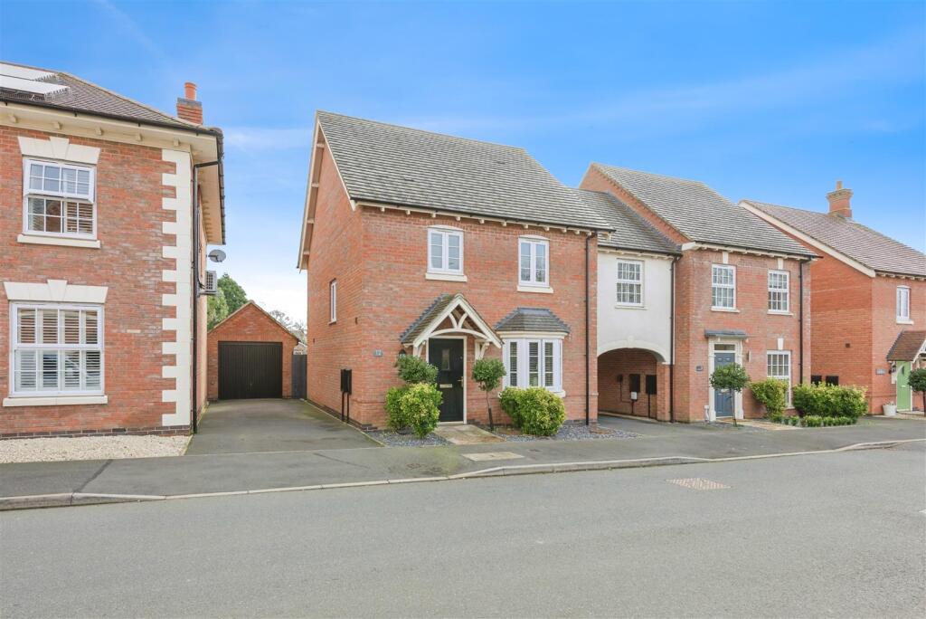 3-bed detached on Pickering Drive, Blackfordby, DE11, £300,000