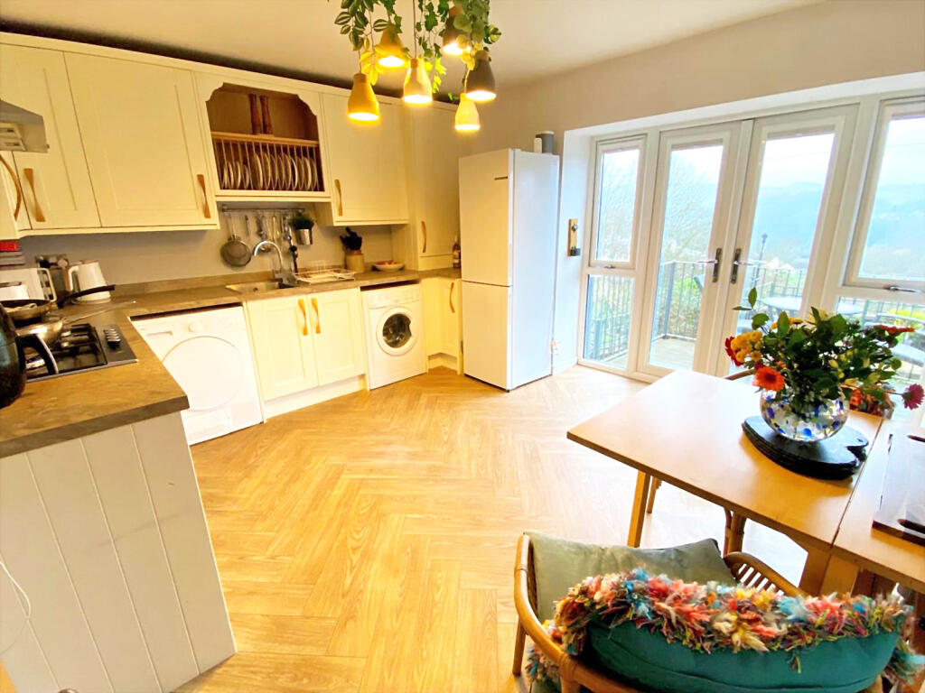 House in Cardiff, Treharris - View 3