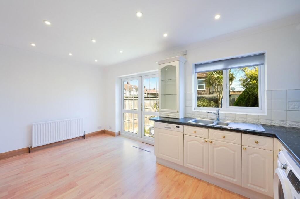 House in London, Royal Borough of Kingston upon Thames - View 4
