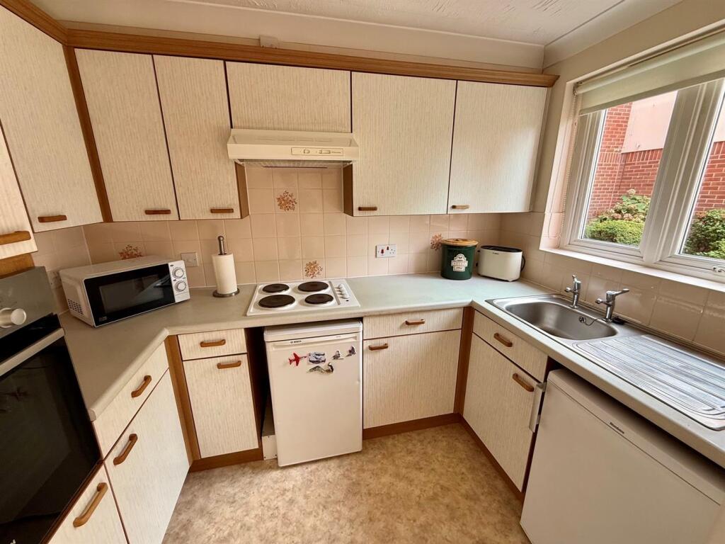 Apartment in Solihull, Haslucks Green - View 5