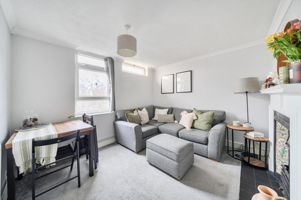 2-bed flat on Lacy Road, London, SW15, £425,000