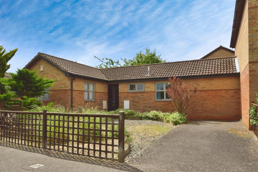 2-bed house on Hendrix Drive, Crownhill, Milton Keynes, £100,000