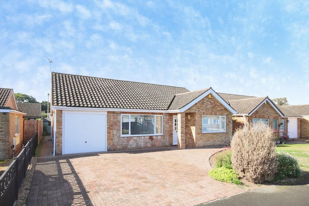 3-bed detached on Oulton Close, North Hykeham, £285,000