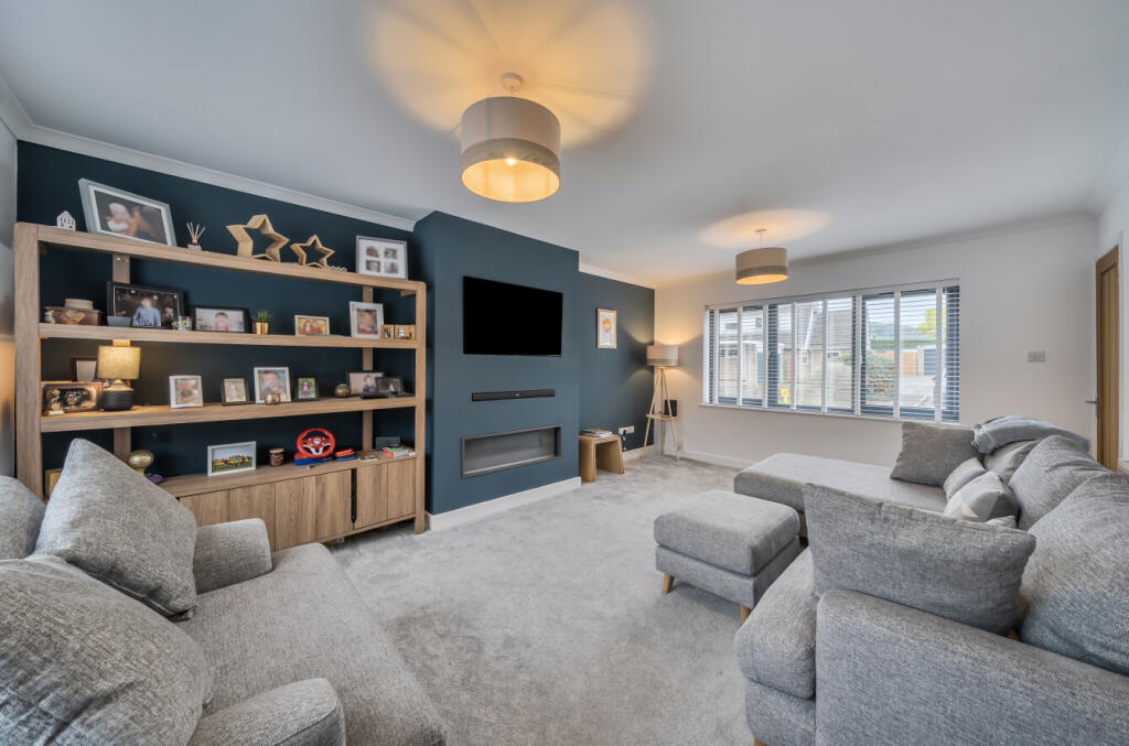 Merestones Drive, Cheltenham, Gloucestershire photo 2