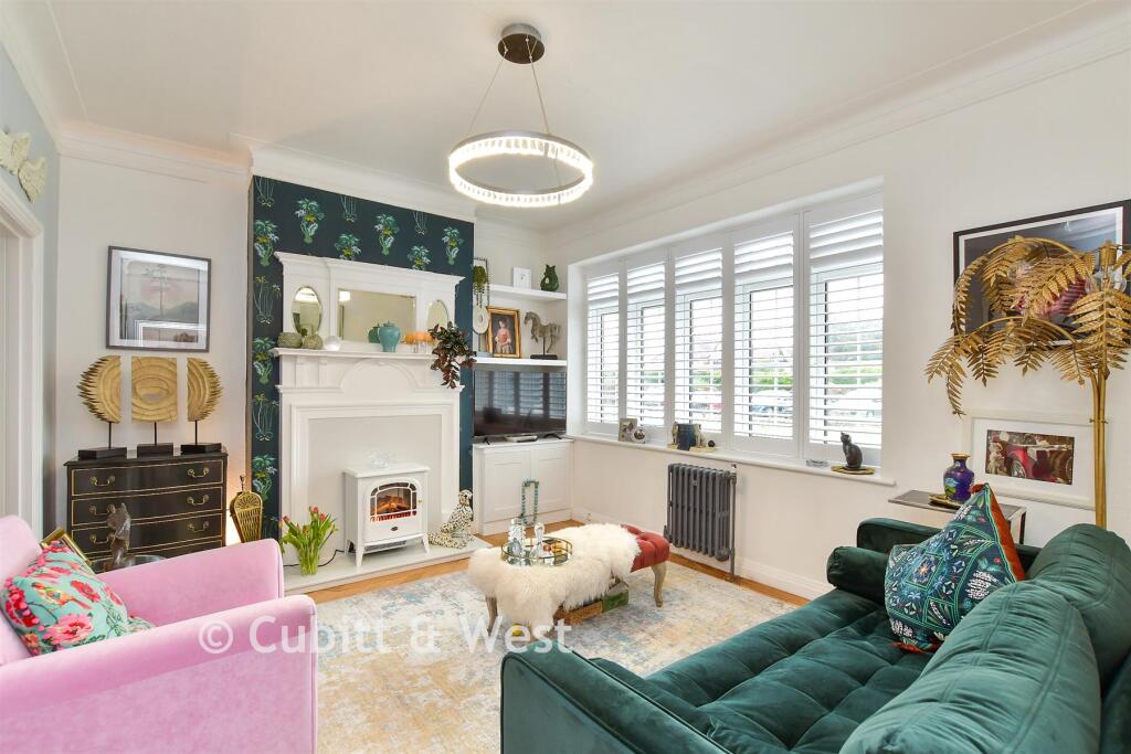 2-bed flat on Boundary Road, Worthing, West Sussex, £240,000