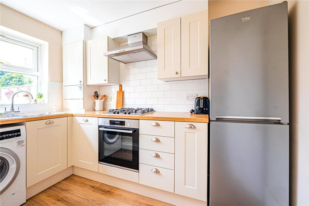 House in Eaton Bray, Central Bedfordshire - View 2