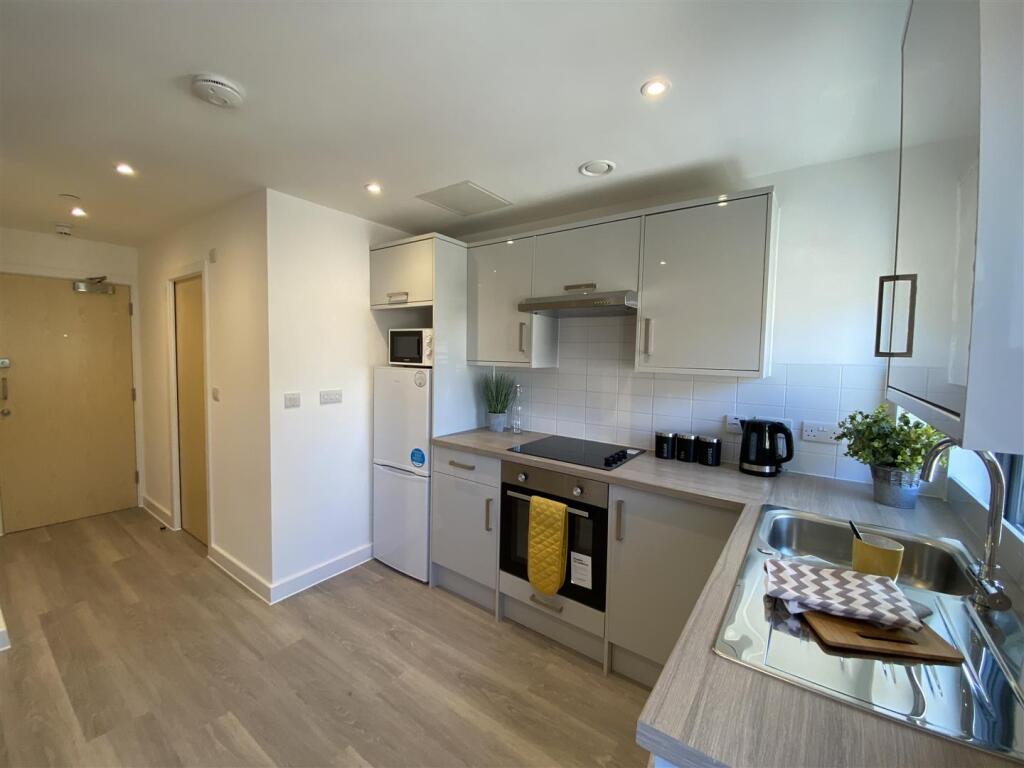 Main image of property: 18 Barrett - Ref 3573
