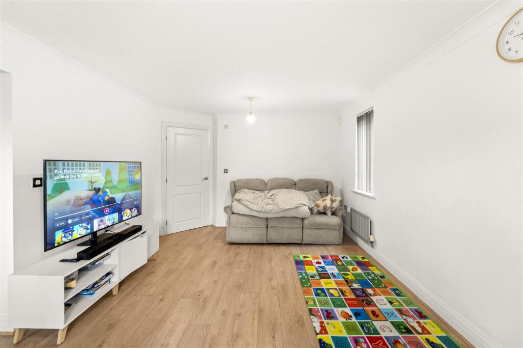 Apartment in Trafford, Brooklands - View 4
