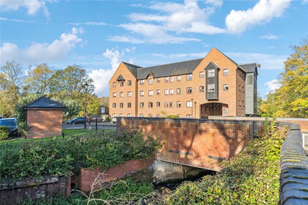 1-bed flat on Silk Lane, Twyford, Reading, Berkshire, RG10, £189,000
