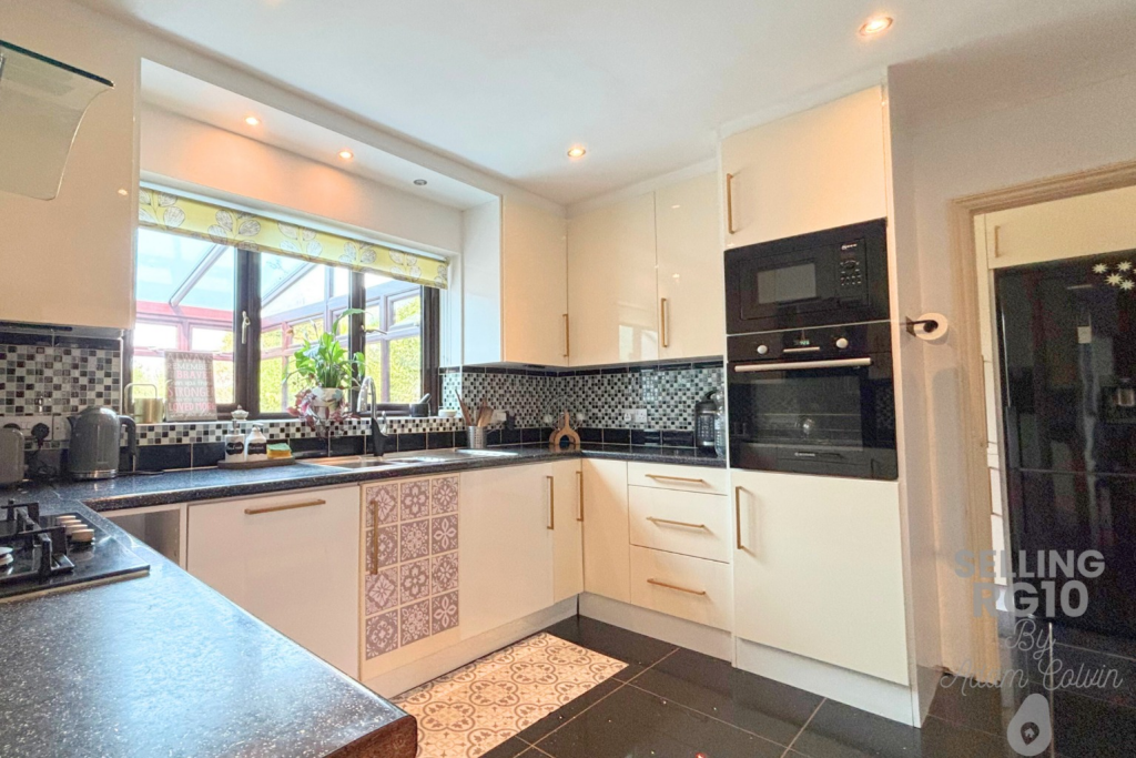 The Hawthorns, Charvil, Reading, Berkshire, RG10 photo 4