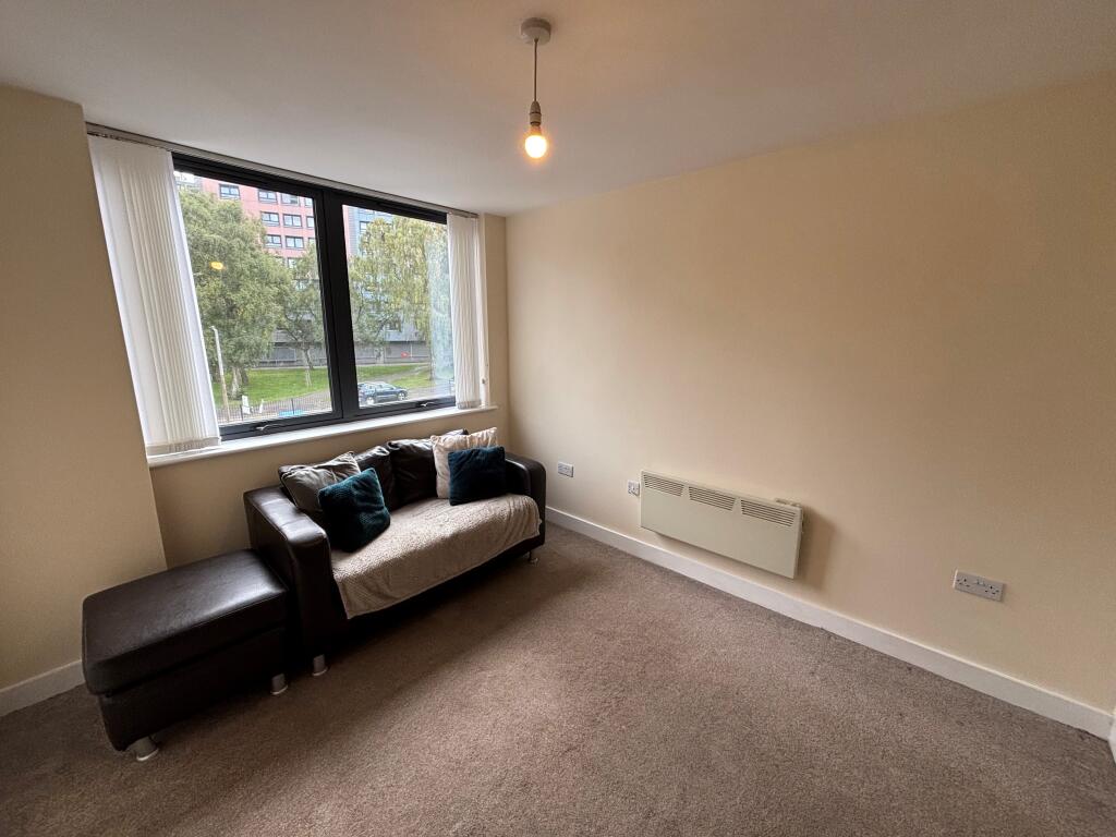 Apartment in Stockport, Heaviley, Shaw Heath - View 4