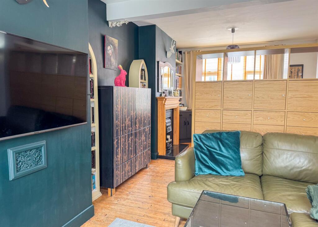House in Blaby, Glenfields - More