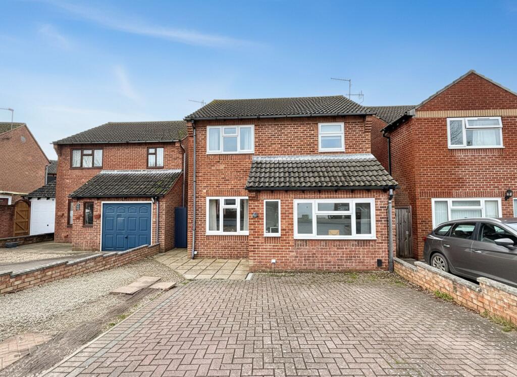 3-bed detached on Reed Drive, Marchwood, SO40, £375,000