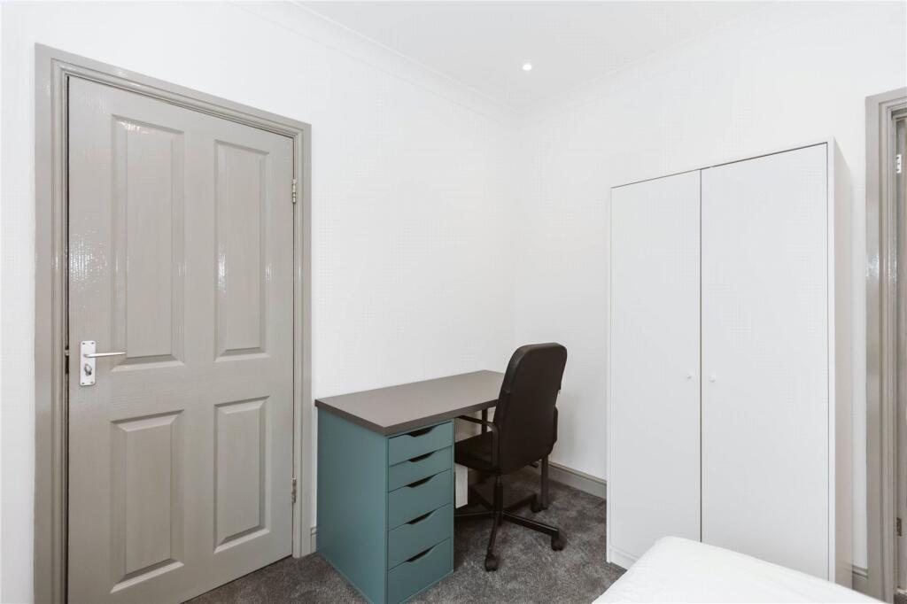 6 bedroom semi-detached house for rent