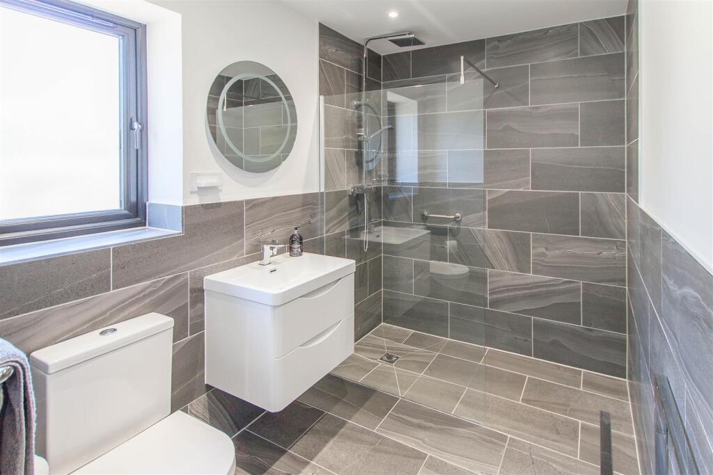 House in Brentwood, Doddinghurst - More
