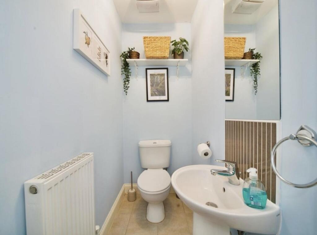 House in Broxbourne, Turnford - More