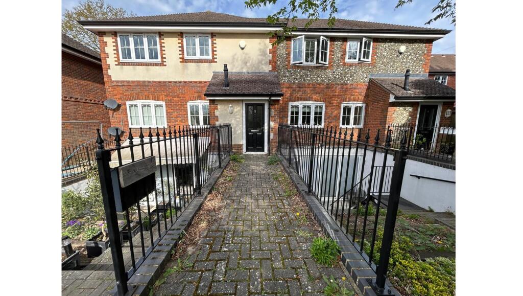 2-bed flat on 4 Paddock Gate (known as 3 Paddock Gate) and Parking Space, North Street, Windsor, Berkshire, SL4, £100,000