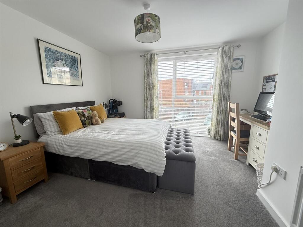 Apartment in Chippenham, Hardenhuish, Sheldon - View 4