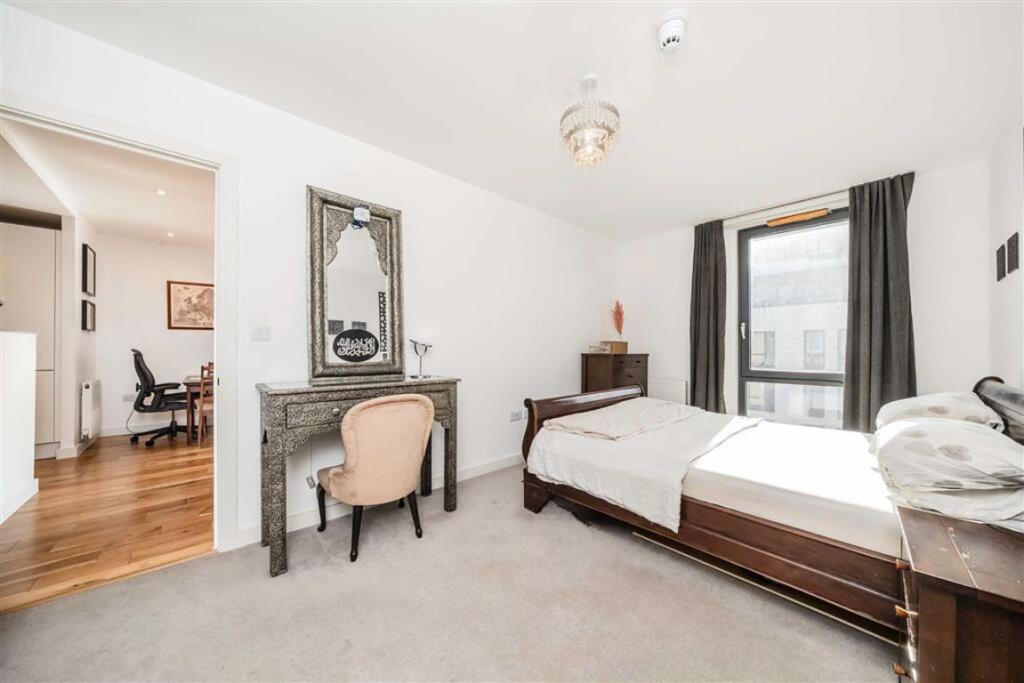 Apartment in London, Suttons Wharf, Mile End - More