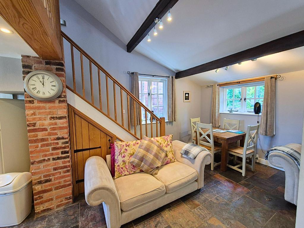 High Street, Pembridge, Leominster, Herefordshire, HR6 9DS photo 4