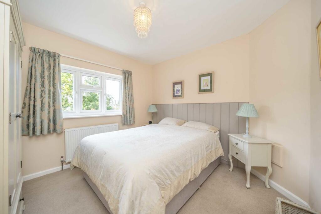House in Twickenham - More