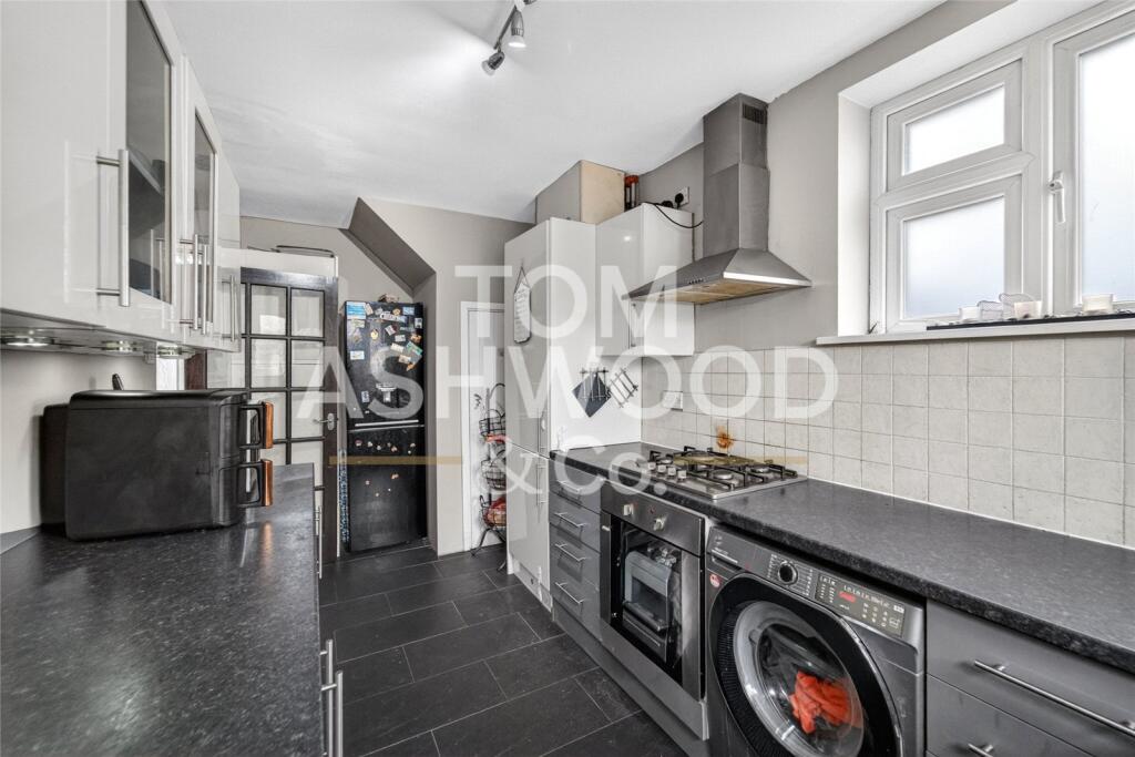 Lindisfarne Road, Dagenham, RM8 3SR photo 4